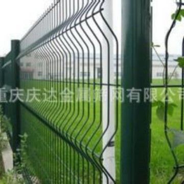 重庆筛网桃型柱护栏网三角折弯围栏网框架护栏网铁丝边框围栏网