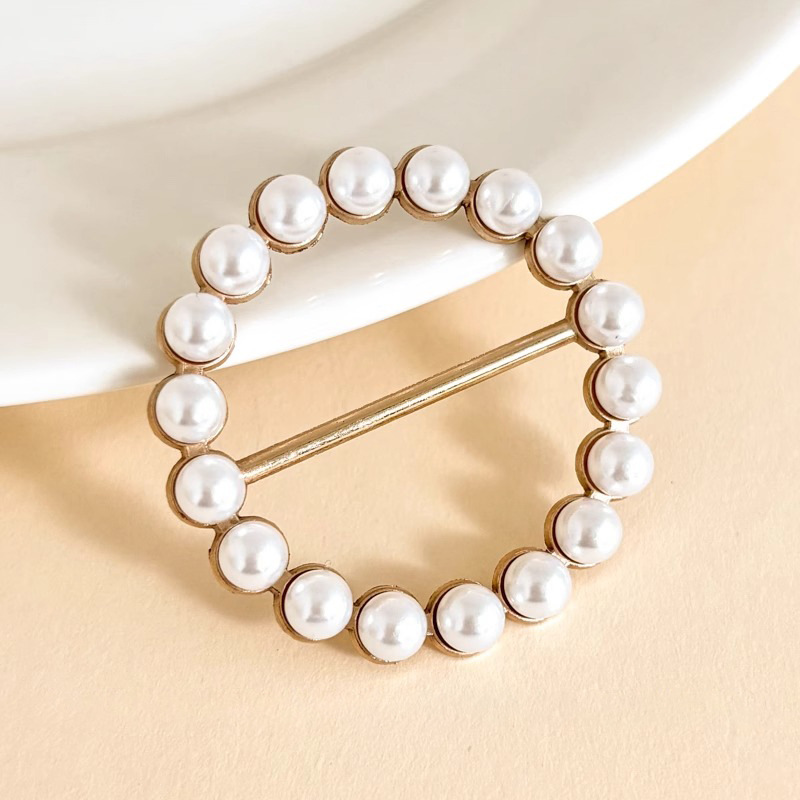 Broche de alta gama con incrustaciones de diamantes, broche de aleación con hebilla de toalla de seda para mujer, broche de moda, temperamento de perlas de todo fósforo, broche de diamantes de imitación al por mayor