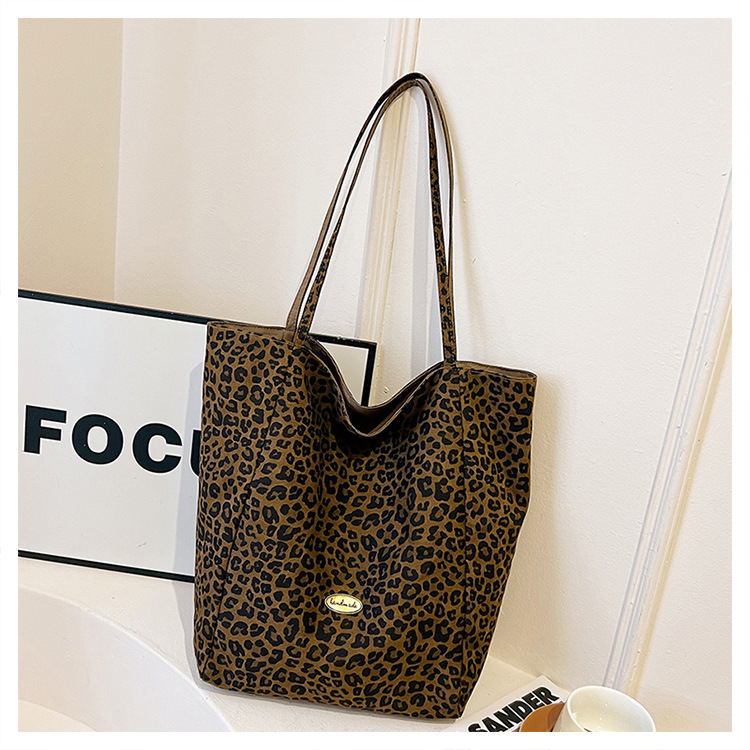 Doppelseitige Canvas-Tragetasche mit Leopardenmuster, große Kapazität, Damen-Umhängetasche im College-Stil, lässige Handtasche im City-Stil, Pendler-Tasche – Detail 25