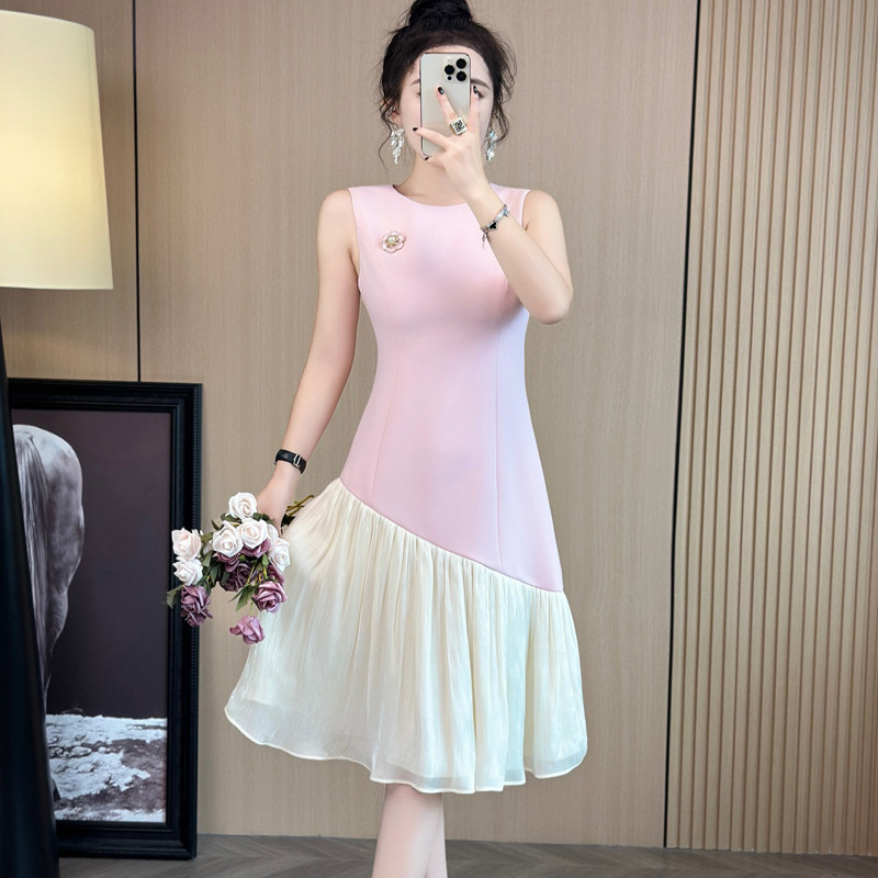 Fashionable three dimensional white summer dress with a round collar