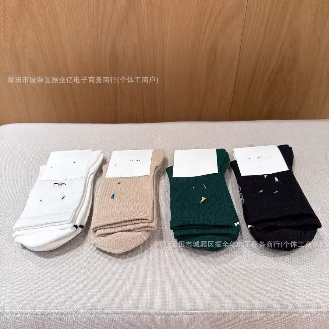 Golf socks are available in multiple colors, comfortable and sweat-absorbent, essential for daily wear, with towel bottom and anti-slip features