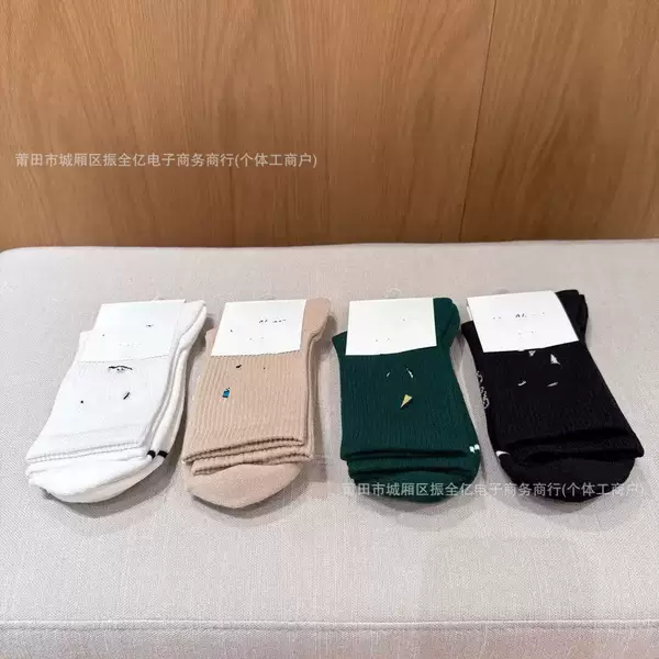 Golf socks are available in multiple colors, comfortable and sweat-absorbent, essential for daily wear, with towel bottom and anti-slip features