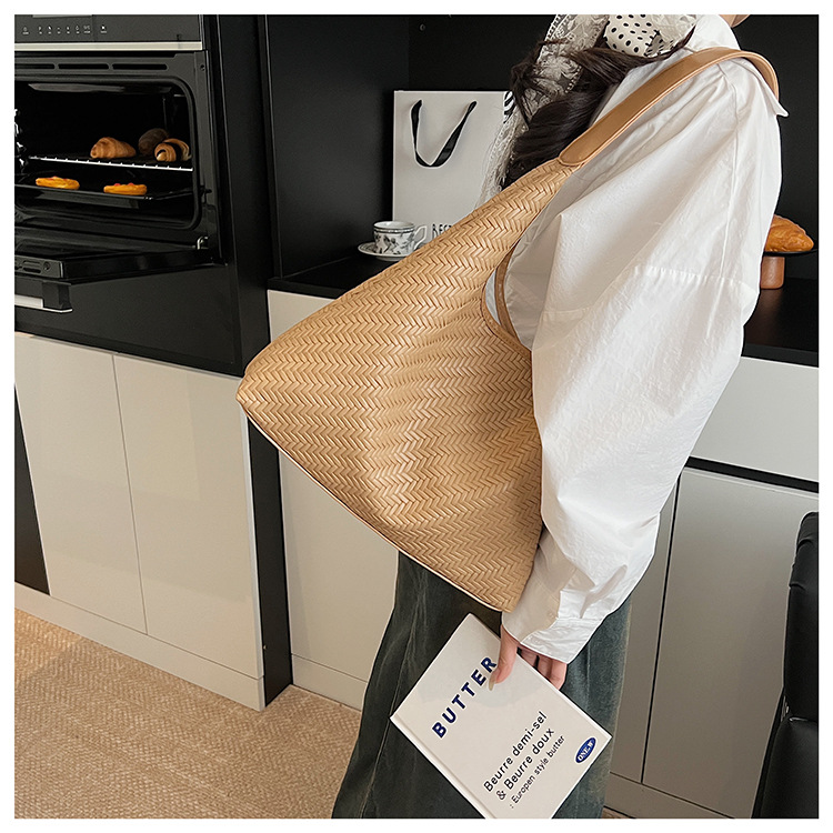 Casual design, stylish, large-capacity single-shoulder 2025, fashionable and trendy woven commuting, simple and retro tote underarm bag undefined