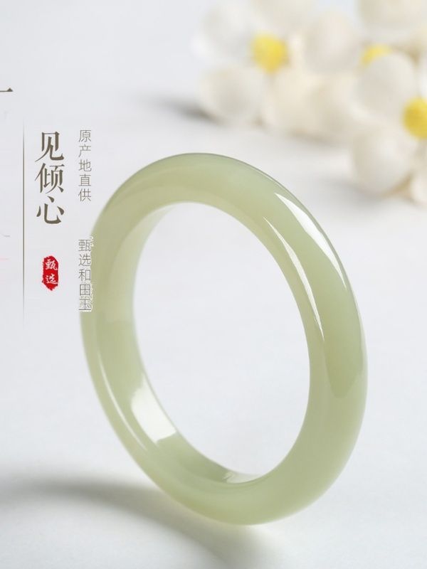 Vòng tay ngọc bích Hetian tự nhiên dạng trụ tròn đáy băng trong suốt màu xanh trứng vịt lộn nhạt