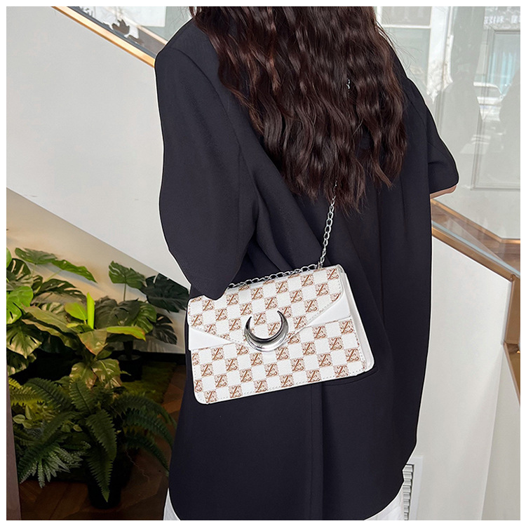 Korean version armpit small square 2024 new texture fashionable letter printed handbag personalized single shoulder_voghion.com