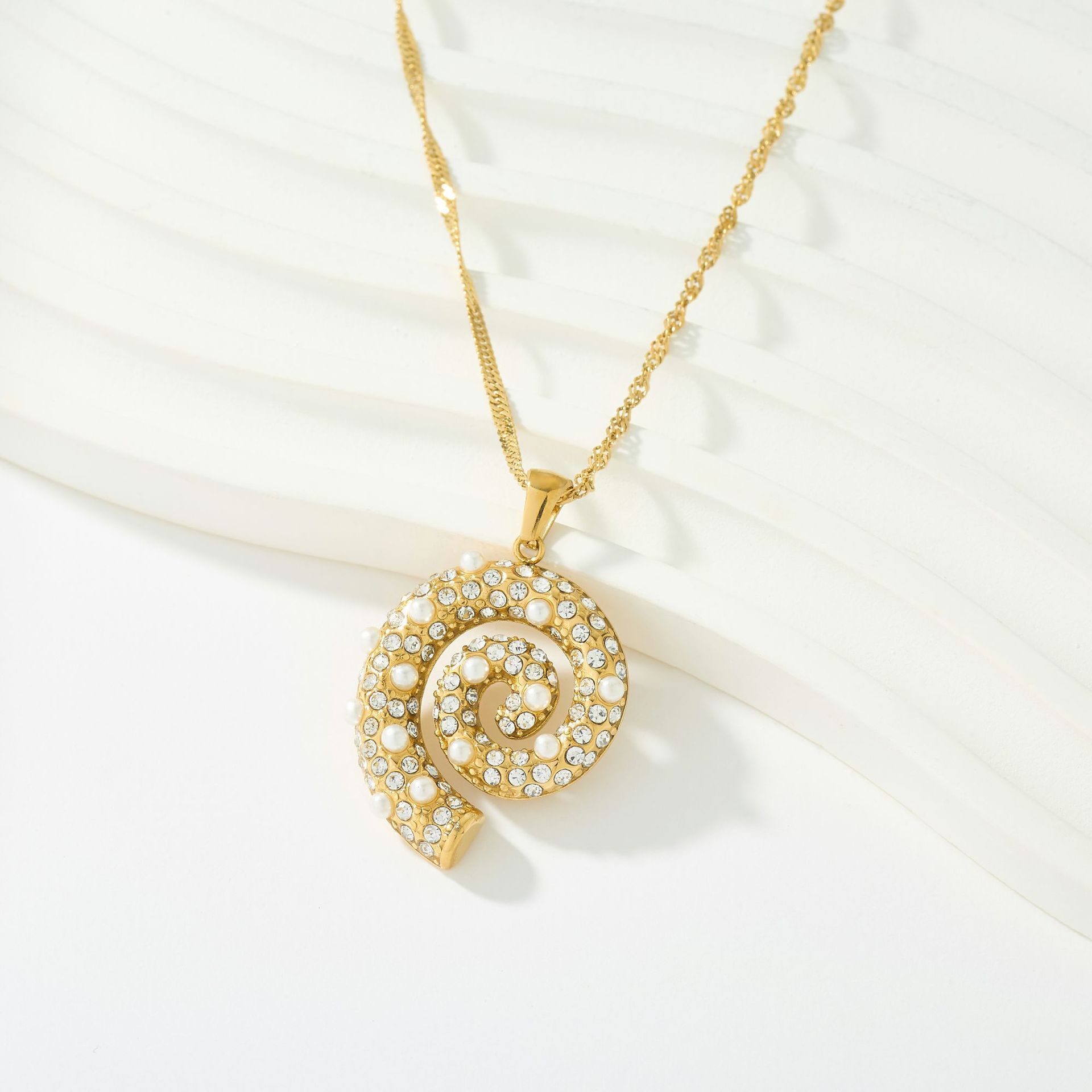 Colar torque elegante banhado a ouro 18k cadeado de concha_voghion.com