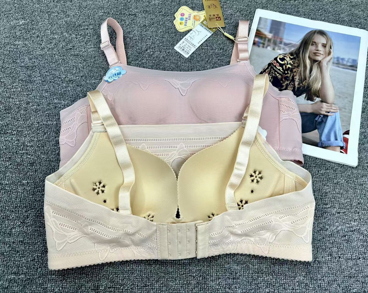 Fabricantes al por mayor nueva ropa interior de encaje para limpiar la espalda sin anillo de acero para reunirse bra taza gruesa