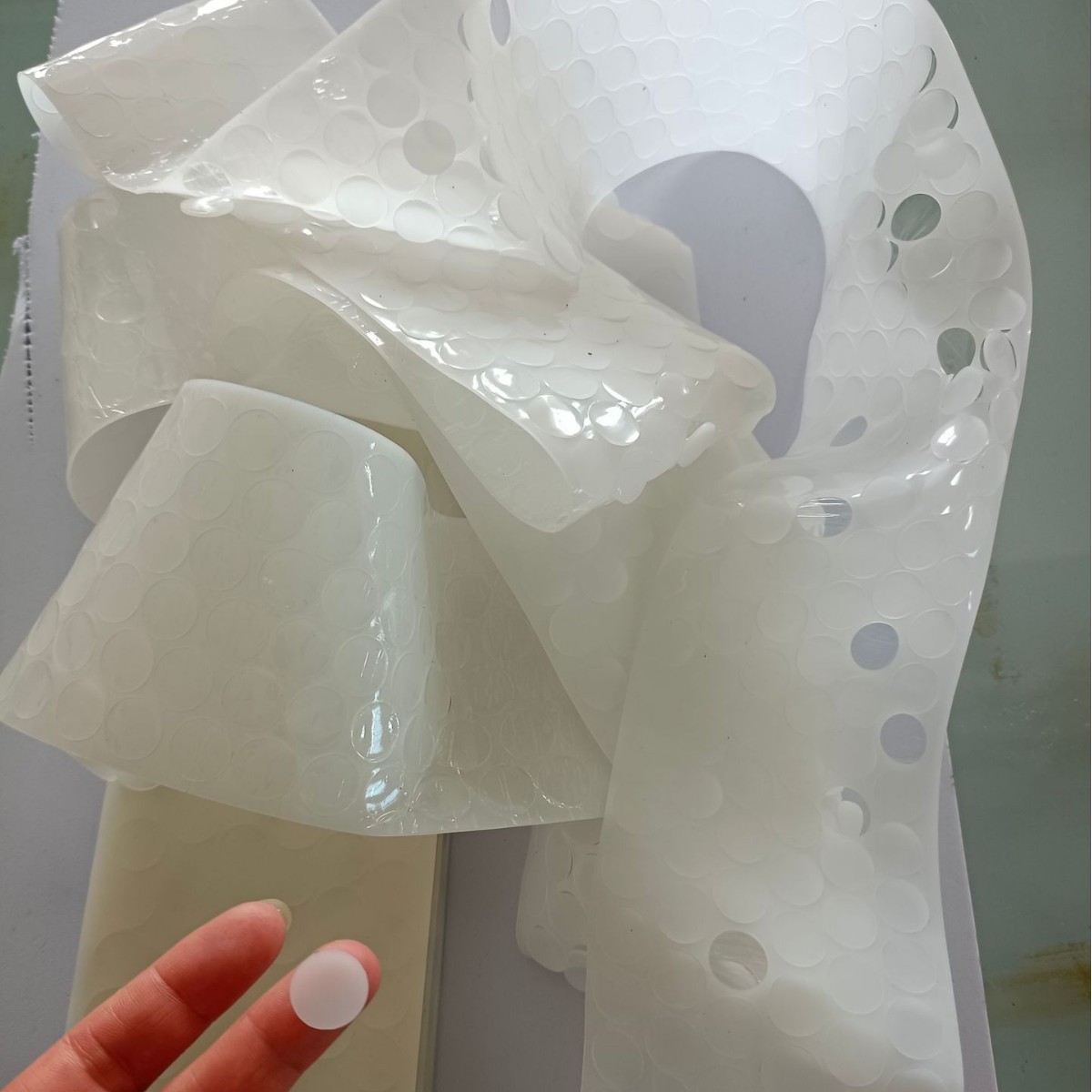 供应 硅胶垫片 格纹橡胶垫自粘磨砂橡胶防滑脚垫网格黑色硅胶垫