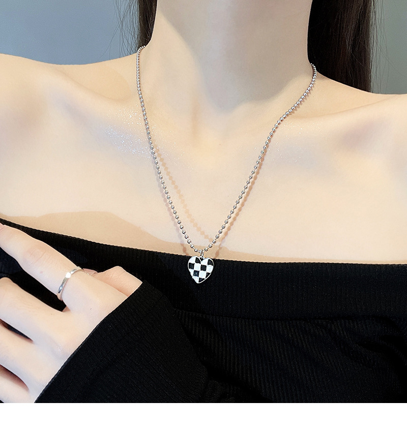 Heart Drop Oil Small Ball Titanium Steel Necklace Korean Simple Lattice Clavicle Chain Retro Fashion Pendant display picture 1