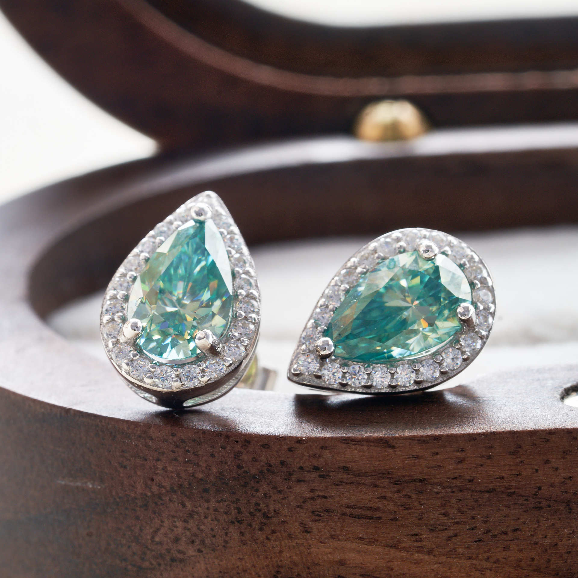 925 pendientes de plata esterlina mujer azul verde 1 quilate peras moissanita pendientes chapados pt950 oro fábrica de joyas de orejas compactas