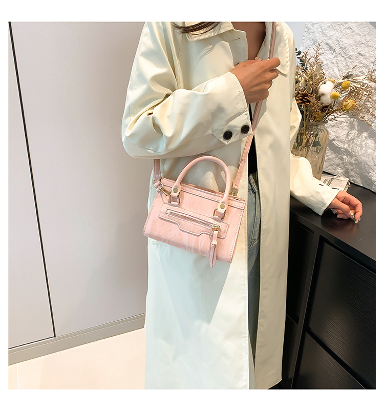 A retro, individualistic, casual single-shoulder crossbody bag for the autumn of 2024, featuring a fashionable, simple and elegant style, and a small square handbag for commuting undefined