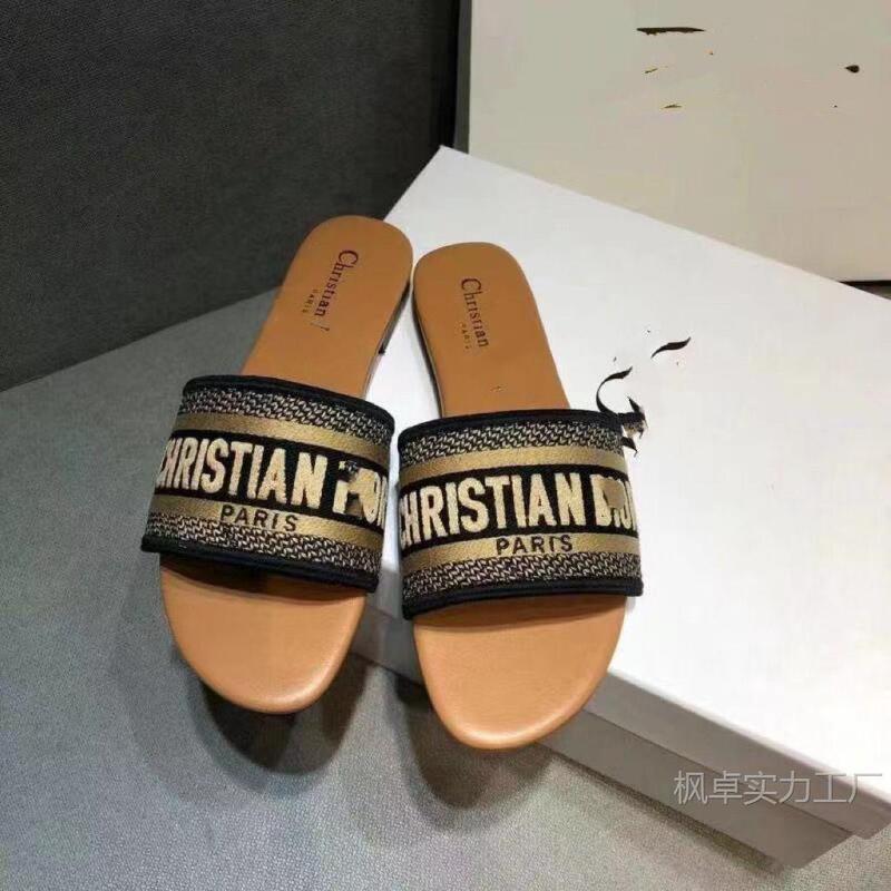 Summer 2025 Ins Letter Embroidery Flat Women's Outdoor Slippers New Fashion Beach Sandals for Outdoor Wear