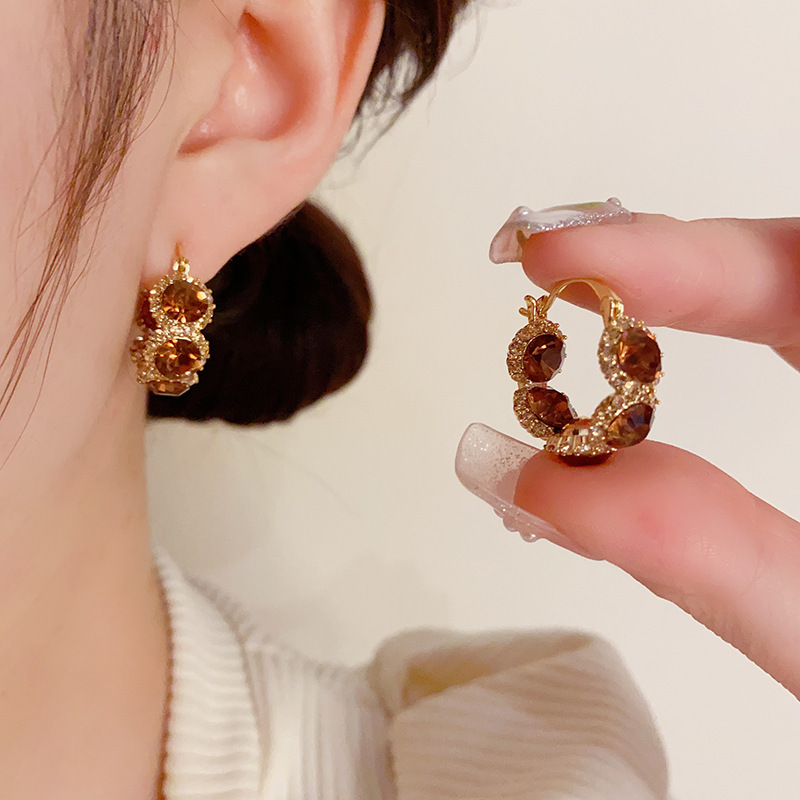 Retro sophisticated small design earrings with zircon