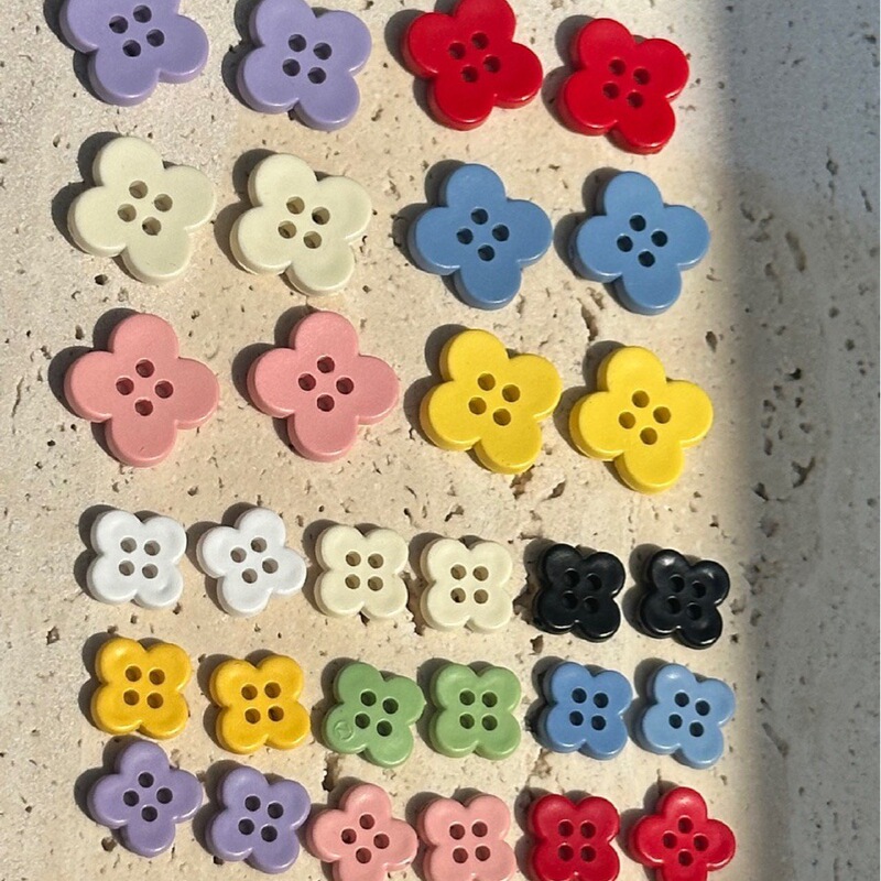 Plastic Colorful Four-Hole Hand-Sewn Buttons, Cartoon Children's Four-Leaf Clover Buttons, Irregular-Shaped Buttons for Coats and Sweaters Plastic Colorful Four-Hole Hand-Sewn Buttons, Cartoon Children's Four-Leaf Clover Buttons, Irregular-Shaped Buttons for Coats and Sweaters