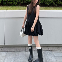 韓国系の黒いノースリーブのベストのワンピースの女性の夏の優しい風の気質のスカートはゆったりしています。
