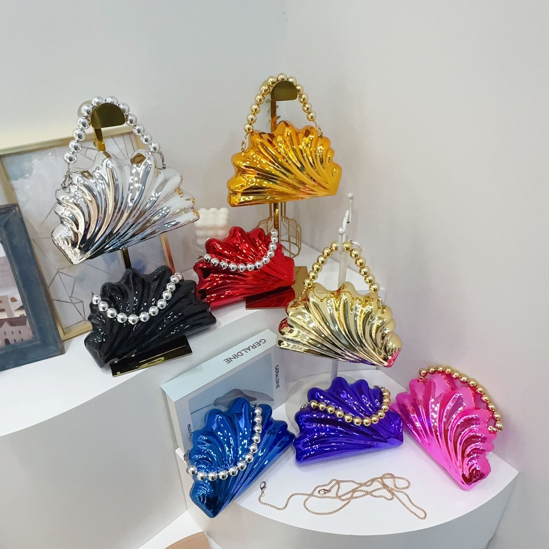 Bolsa de cena de lujo ligera transfronteriza estilo de conchas personales bolsas acrílicas perlas portátiles brillante cara de moda damas bolsas de noche