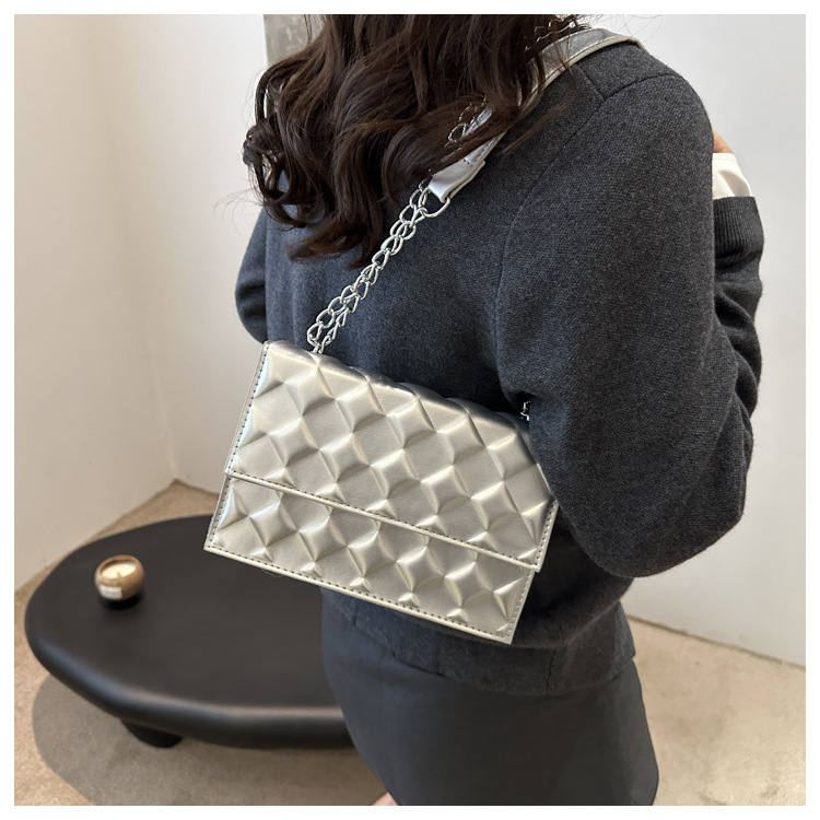The 2024 autumn new embossed diamond-shaped single-shoulder crossbody bag with a chain design is a niche, fashionable, simple and retro small square bag undefined