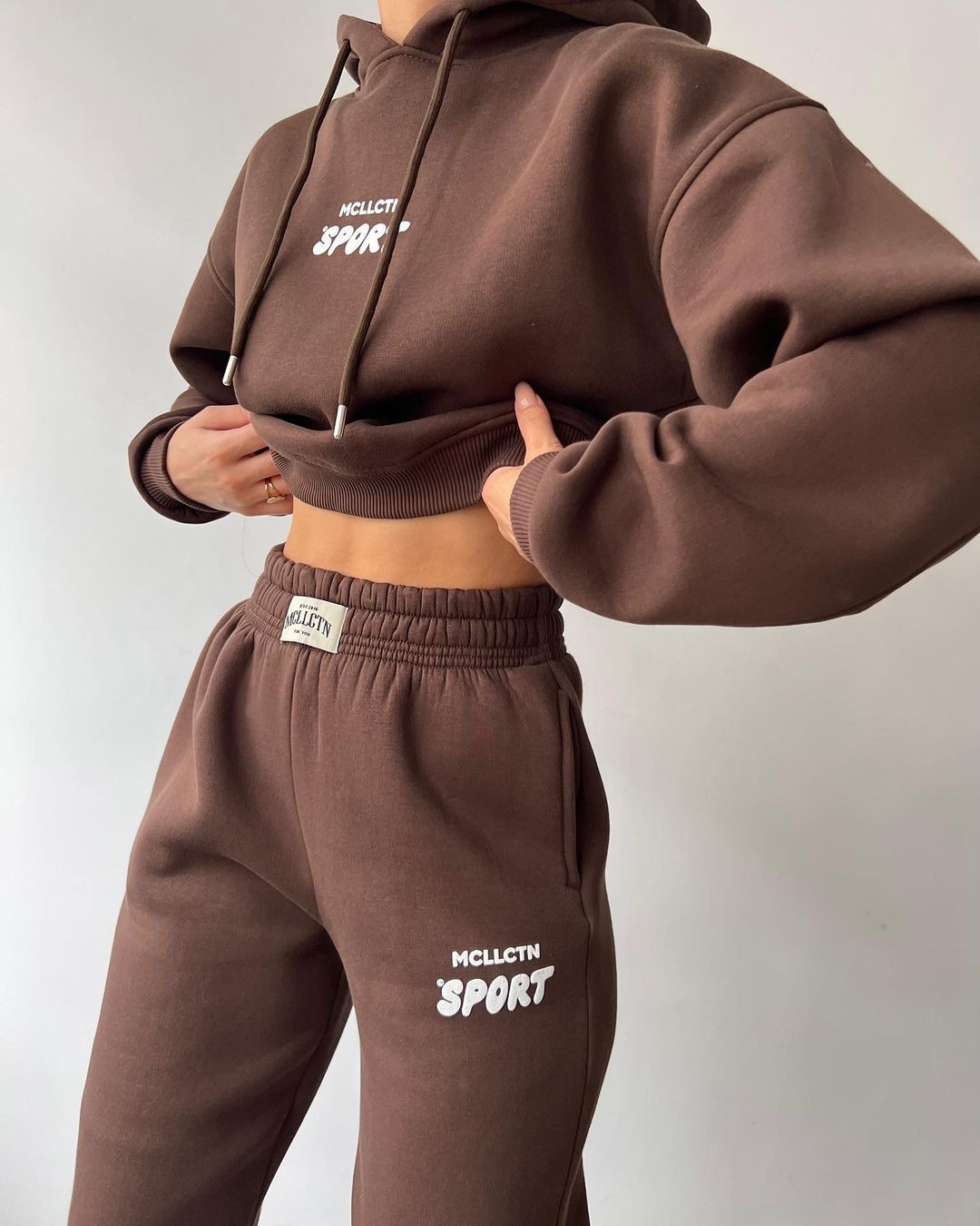 2024 Herbst/Winter neues lässiges Plüsch-Langarm-Kapuzenpullover- und Hosen-Set mit bedrucktem Kapuzenpullover_voghion.com