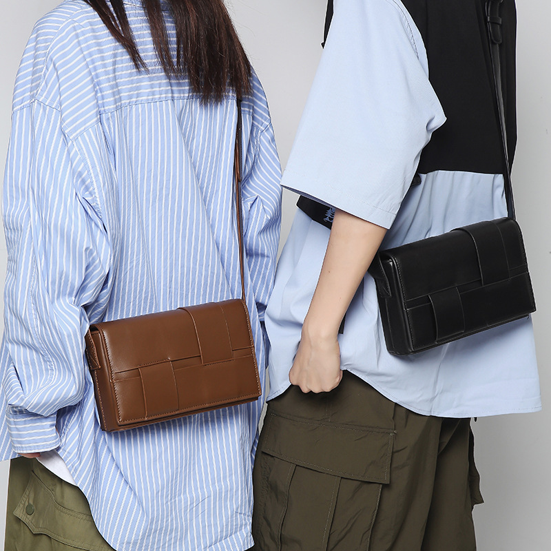 Bolso de hombro transfronterizo versátil para hombres 2023 nueva marca de moda pu bolsa de mensajero de moda para hombres y mujeres bandolera tejida pequeña bolsa