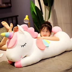 ユニコーンのぬいぐるみのぬいぐるみが寝ています。