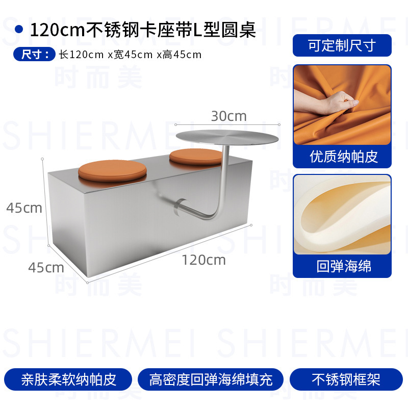 工業風カフェは壁に寄りかかってソファーに座っています。|undefined