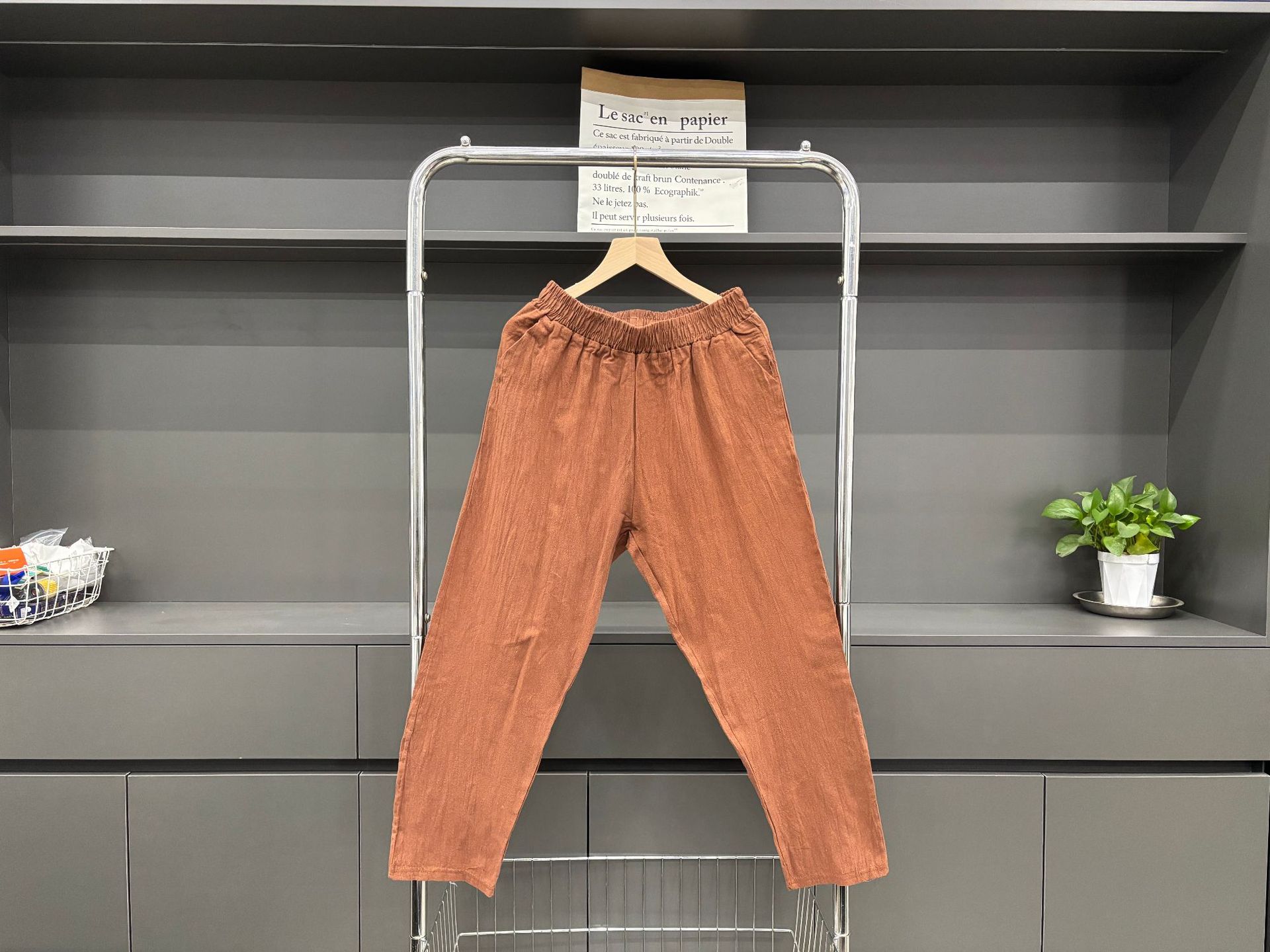 Solid color coffee trousers