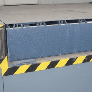 Installation of sales logistics warehouse lifting and unloading platform-the sun around.