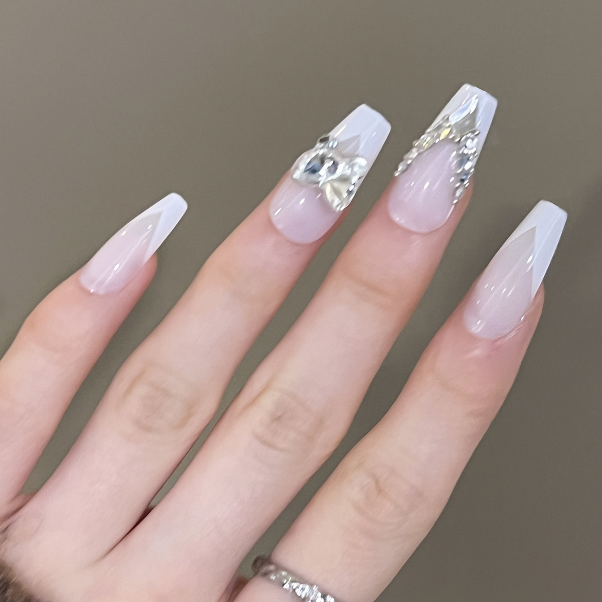 法式v型白邊穿戴甲閃鑽爆閃假指甲新款小紅書press on nails甲片
