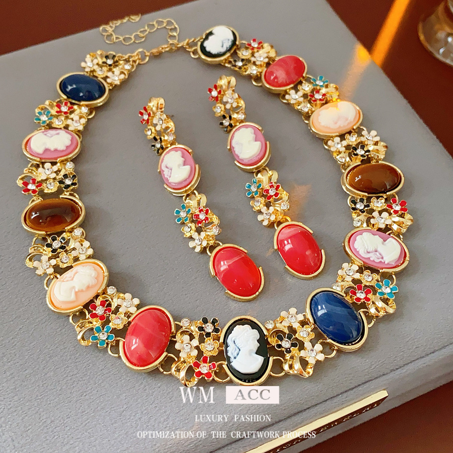 Juego de vestido de cena de piedra del Rin marcado de la casa de la Edad Media D Collar de piedras preciosas del Rin Pulsera Pendientes Pendientes