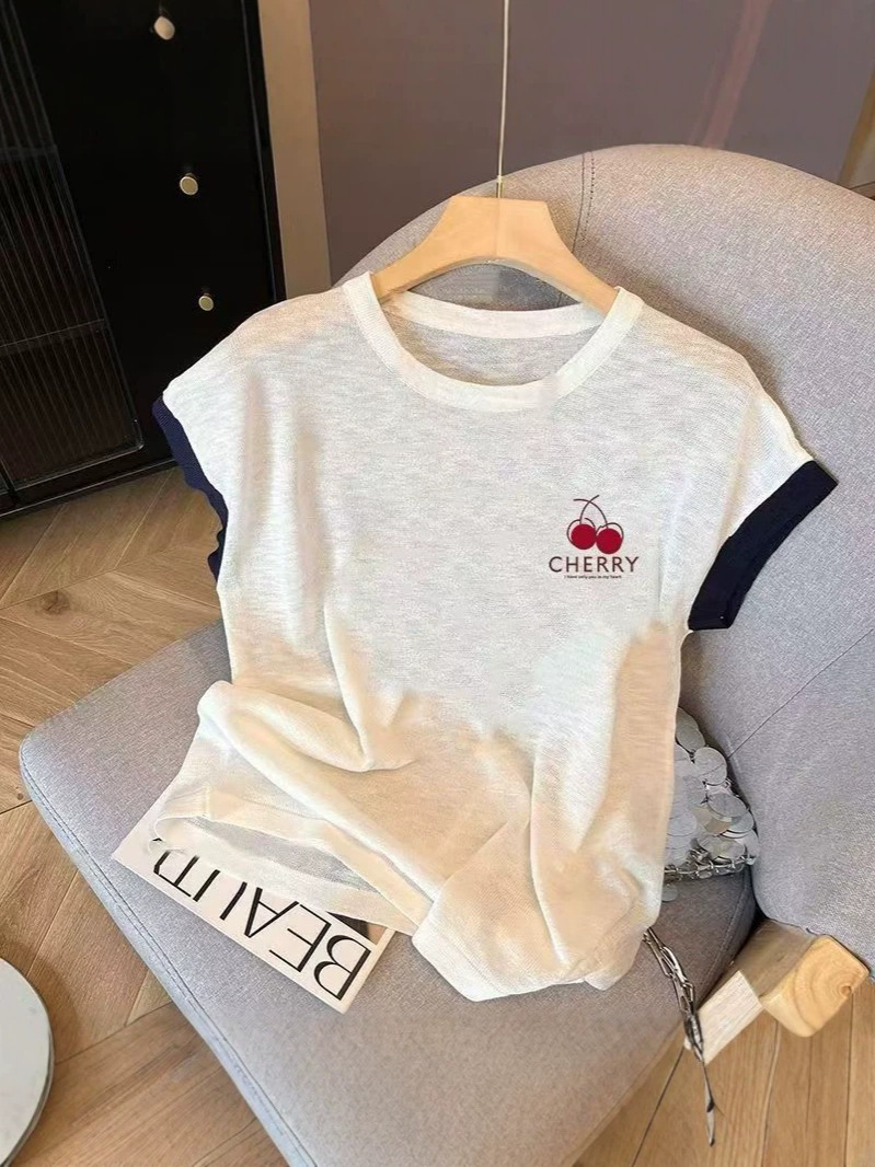 Áo thun nữ cổ tròn rộng, in họa tiết hoa ngọt ngào, chất liệu mỏng nhẹ, form rộng suông — màu trắng