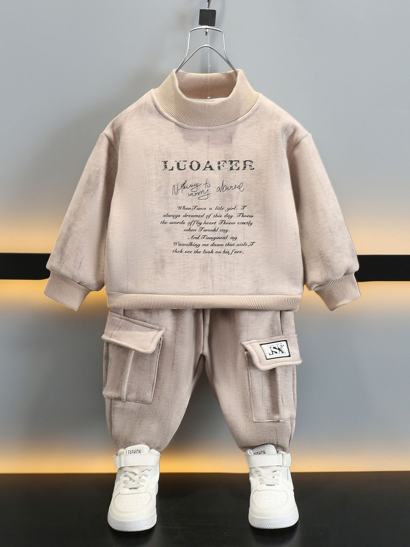 6748 Traje de niño Otoño 2025 Nuevo estilo Red de Internet Estilo occidental para niños más suéter de terciopelo Otoño e invierno Un traje de dos piezas de terciopelo