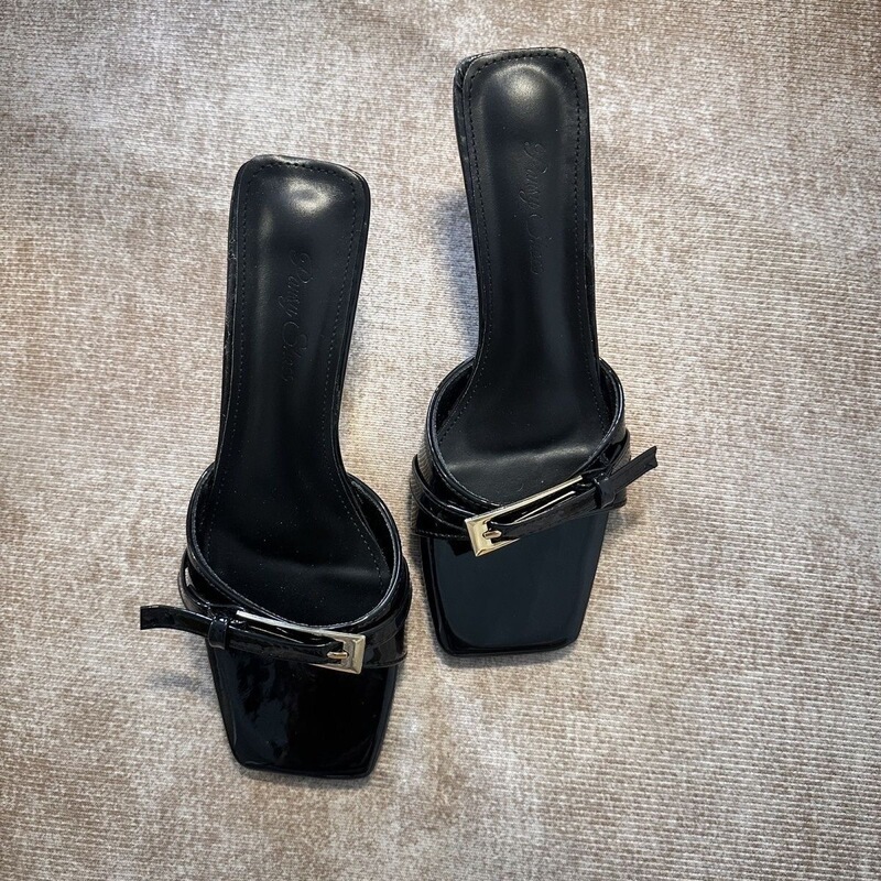 2026 Gothic-style niche square-toed black patent leather sandals with a single metal buckle, Korean version for women 2026 Gothic-style niche square-toed black patent leather sandals with a single metal buckle, Korean version for women