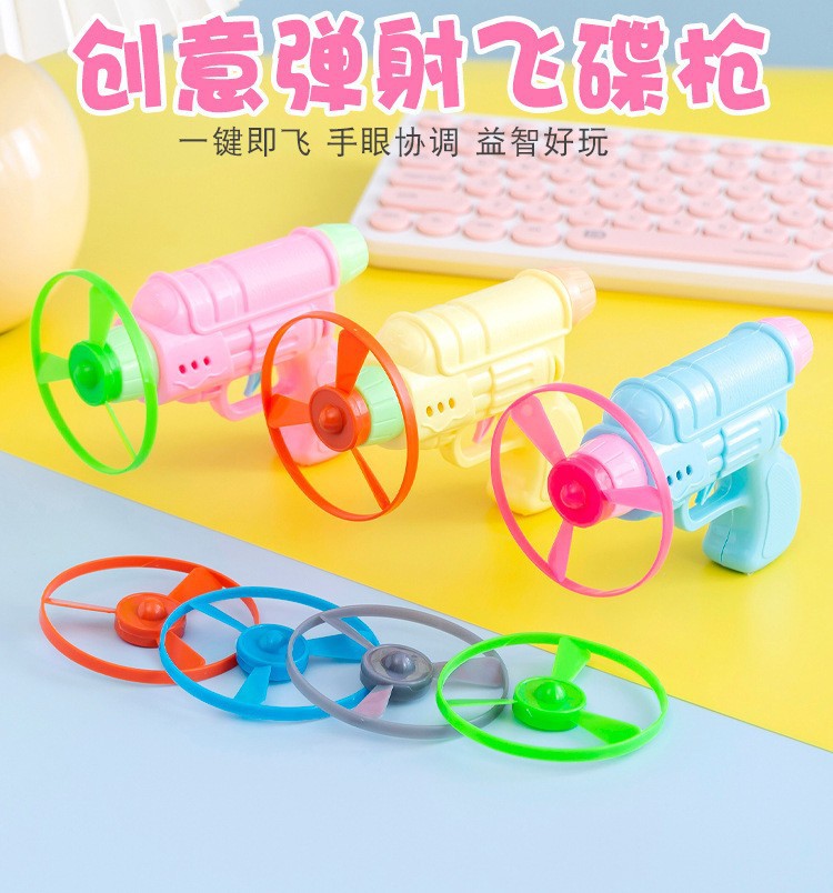 Los puestos del mercado nocturno de Yiwu empujan pequeños productos básicos, los puestos circulares, los regalos para niños de celebridades de Internet, los juguetes luminosos