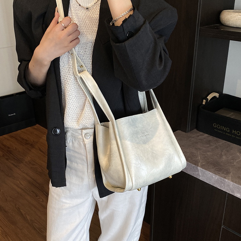 Bolsa de alta sensación para mujeres 2025, nuevo otoño y invierno bolso de cesta de platos de mano, bolso de bolso de balde, bolso pequeño