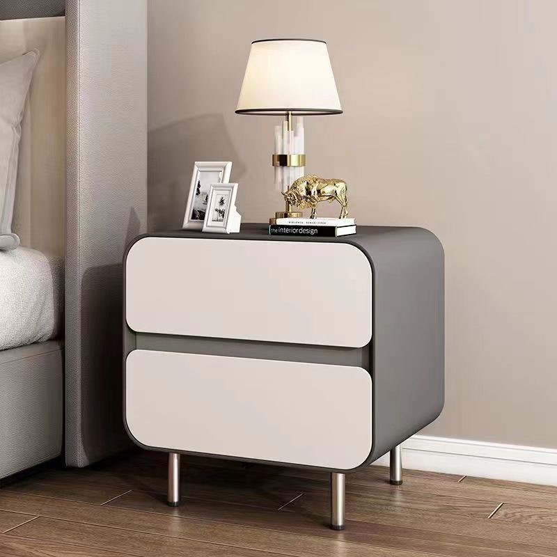 다리가 있는 짙은 회색