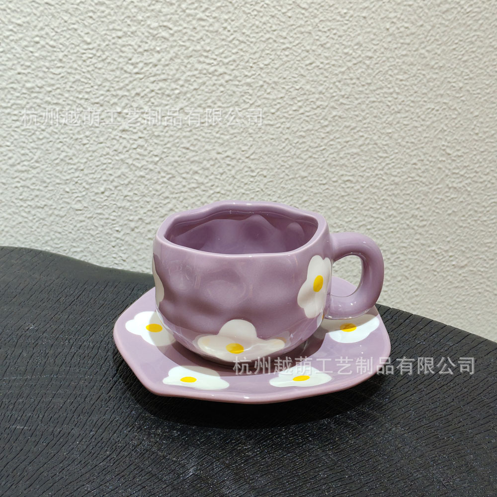 Taza de café de cerámica navideña irregular, linda taza con diseño de flores y corazones pintados a mano, juego de taza y platillo para té de la tarde