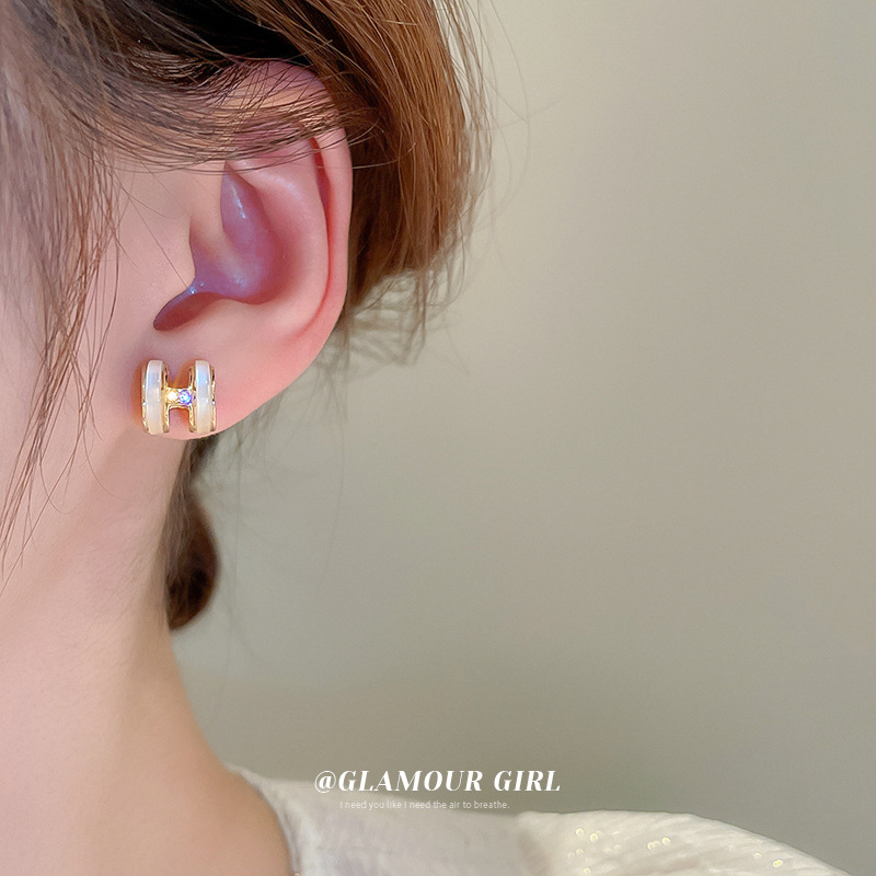 Corea del Sur ins elegante luz de lujo pendientes de estilo frío pendientes de cercanías simples para mujeres Aguja de plata circón letra fritillary pendientes