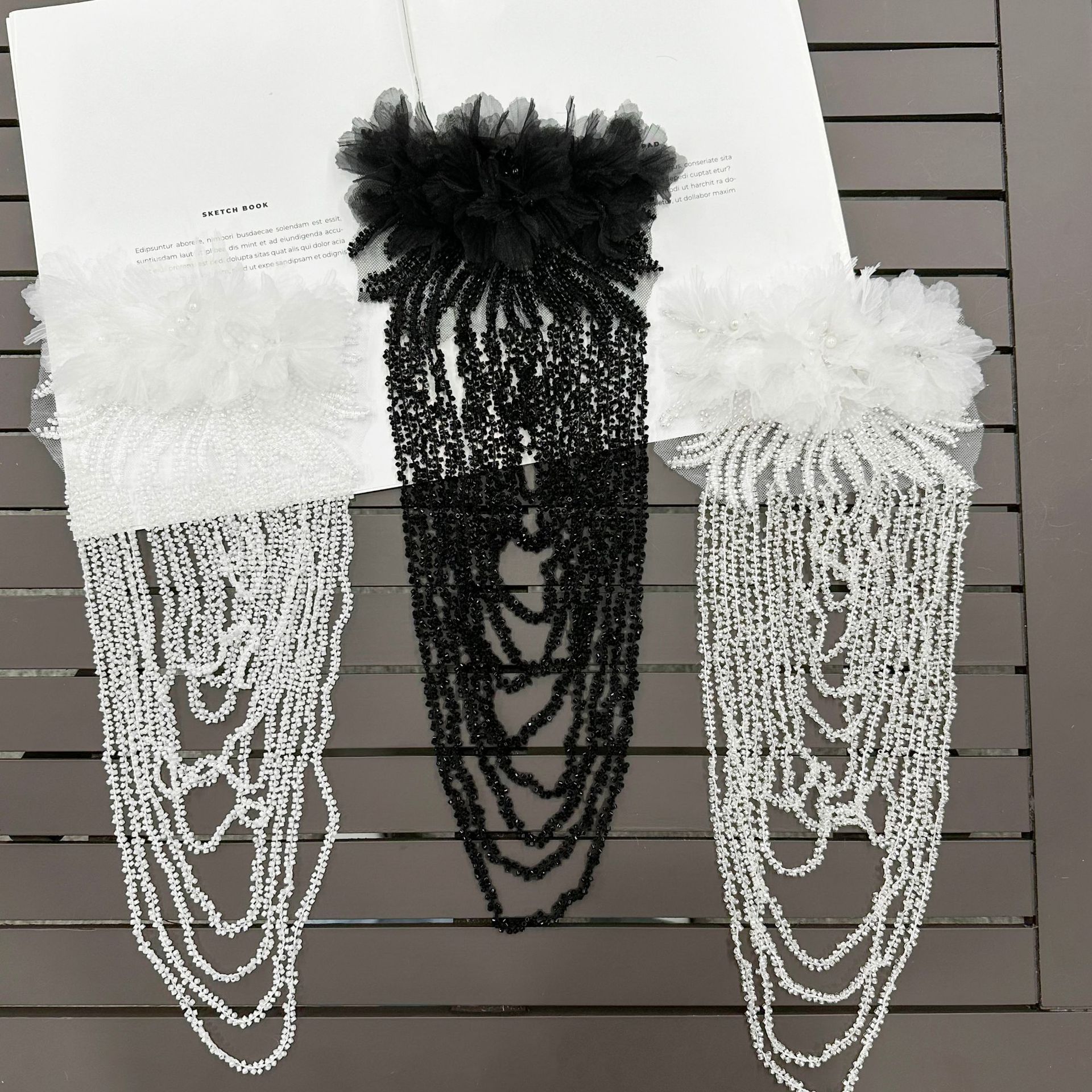 industria pesada esquinilla cuentas bordilla alta sensación de colgar negro y blanco flores decoración de hombro vestido de escenario vestido de DJ