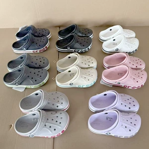 Детские тапочки в стиле Crocs, пляжная обувь подходит для мужчин и женщин для девочек, пляжные мюли, семейный стиль, закрытый носок