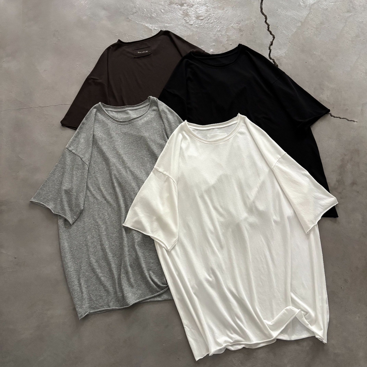 Korean-style relaxed fit, soft and draped, drop-shoulder short-sleeved T-shirt for women, loose fit, solid color, rolled hem, easy-wear base layer top.