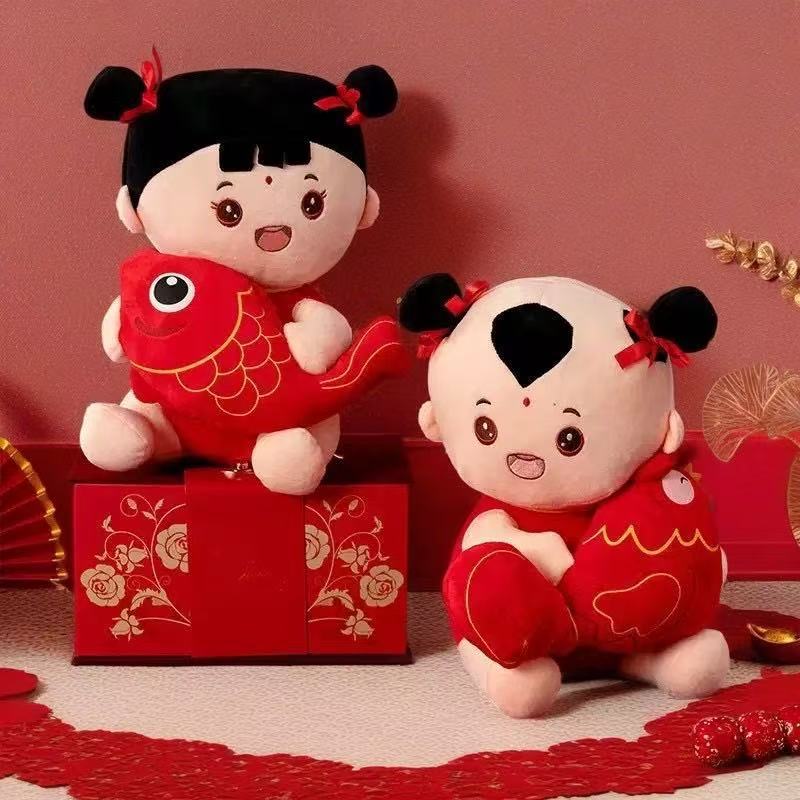 压床娃娃抱鸡抱鱼婚房玩偶一对结婚公仔批发装饰摆件婚庆毛绒玩具