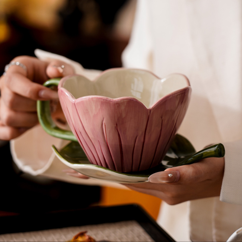 個性の不規則な手描きのチューリップの花の陶磁器のコーヒーの杯の皿の精巧な事務室の午後のお茶のラテコップの皿|undefined