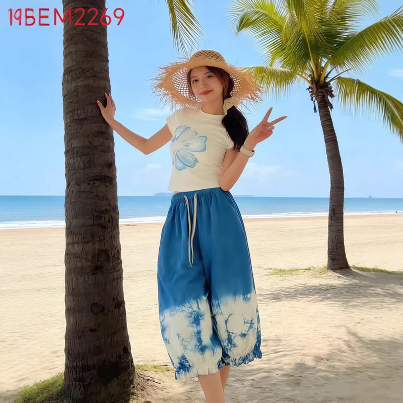 Yunnan Dali Plant-Inspired Handmade Tie-Dye Summer Vacation Style Cropped Pants with Small Floral Trim at the Hem M2269 Yunnan Dali Plant-Inspired Handmade Tie-Dye Summer Vacation Style Cropped Pants with Small Floral Trim at the Hem M2269