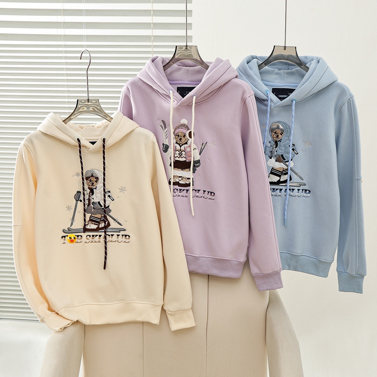 2025 New Autumn and Winter Women's Casual Preppy Style Velvet Embroidered Hooded Long-Sleeved Sweatshirt Ttmw258Vcak