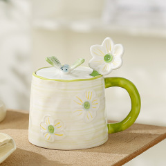 手描きレリーフ蝶花陶磁器カップ蓋付きスプーン付きコーヒーカップins高颜値朝食カップギフトボックス