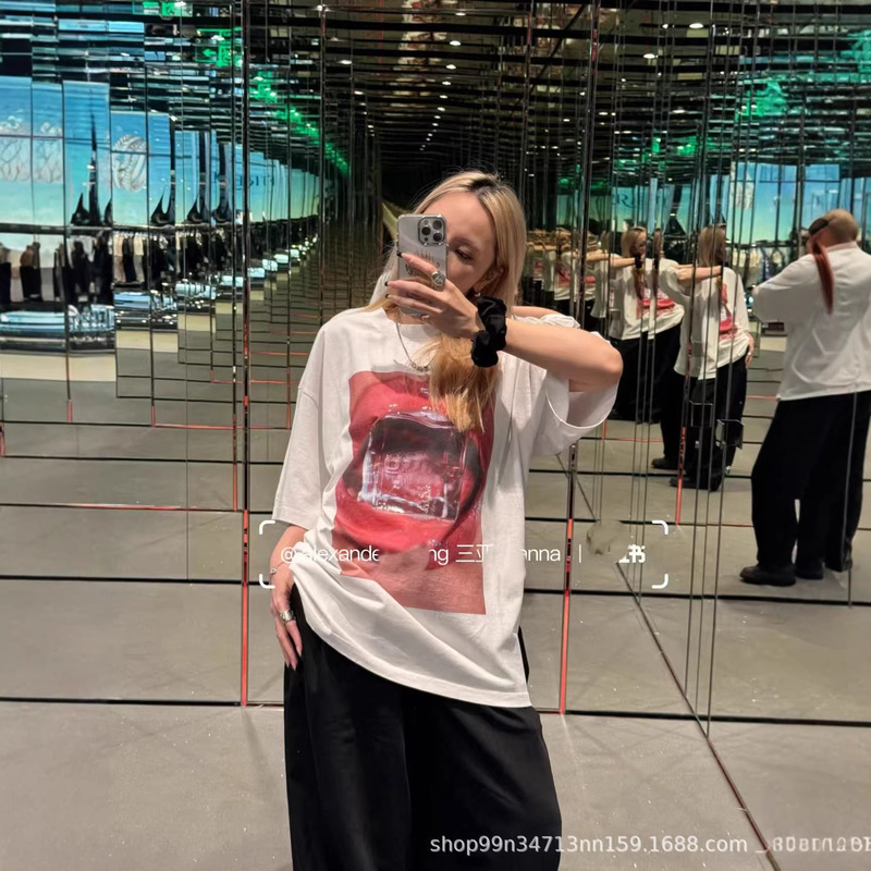 Shenzhen Nanyou 26 Spring Collection Red Lip Print Loose Short Sleeve Sweet Cool Style Unisex T-Shirt with Classic Letter Embellishments Shenzhen Nanyou 26 Spring Collection Red Lip Print Loose Short Sleeve Sweet Cool Style Unisex T-Shirt with Classic Letter Embellishments