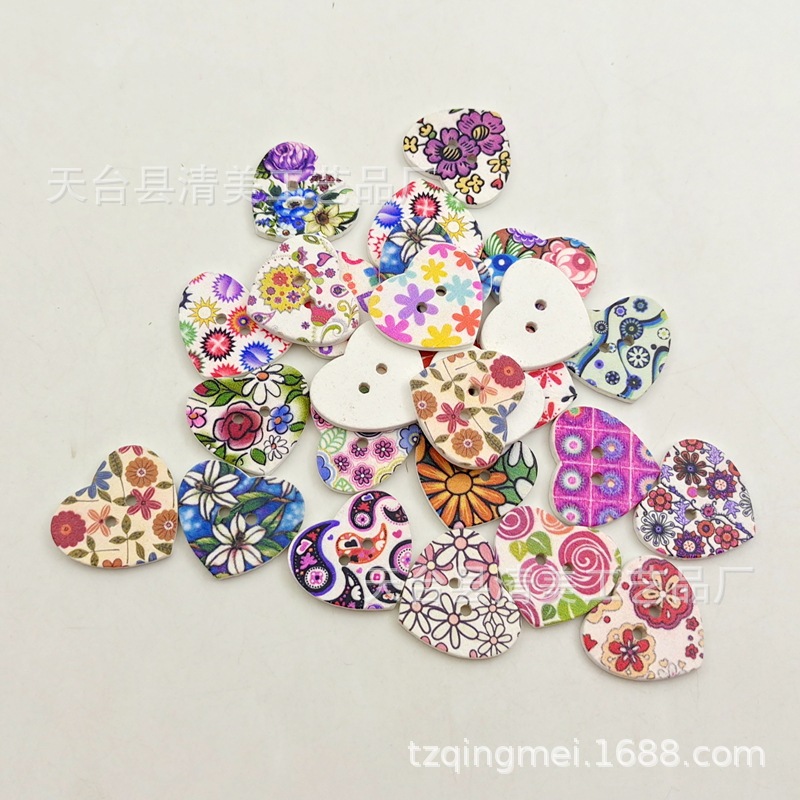 Botón de corazón de melocotón de fondo blanco de 25mm x 22mm Decoración multicolor de madera 50 piezas en un paquete Exquisito retro