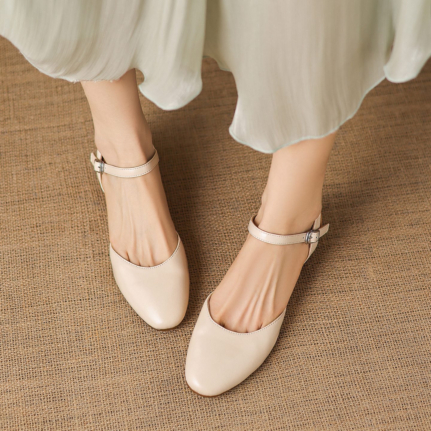 Sandal nữ quai chữ V bít mũi đế bệt phong cách đơn giản — đen