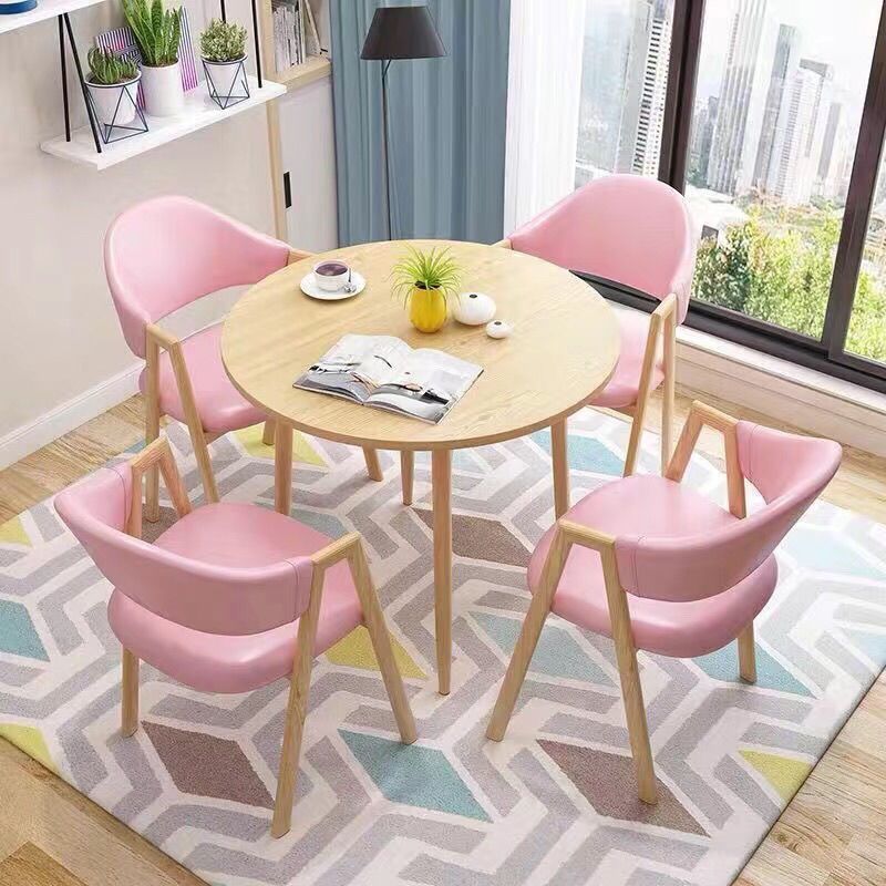 라이트 우드 컬러의 테이블 상판 + 라이트 핑크 가죽 의자