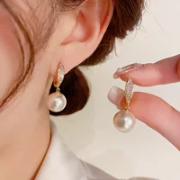 Корейская мода индивидуальность легкая и слегка экстравагантная застежка жемчужная нишевая дизайнерская сетка красная серьга высокого уровня